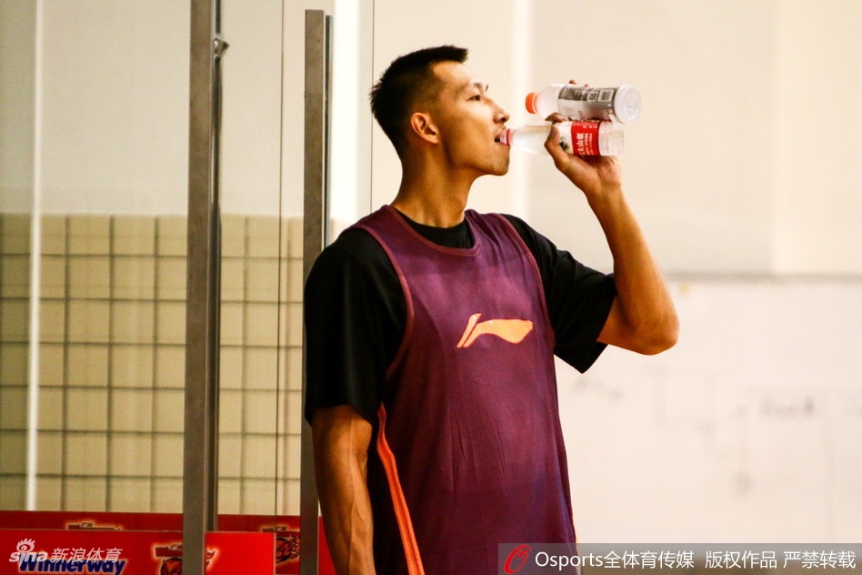 训练场上,易建联神情专注,目光如炬,在助教的协助下进行拉伸,肌肉线条分明,仿佛一头蓄势待发的猛兽,随时准备撕裂对手的防线。