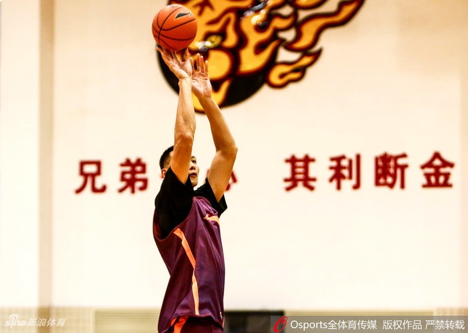 主教练尤纳斯双手抱胸,神情严峻地注视着场内。他身前的球员们正在积极拼抢,空气中仿佛都能嗅到战术板上传递出的紧张与焦灼。