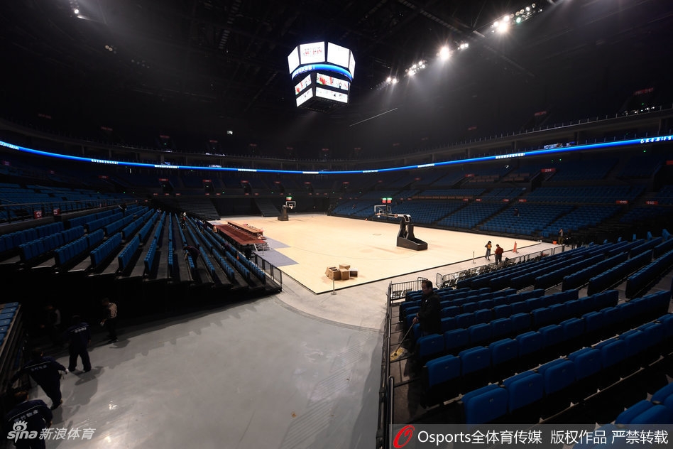 夕阳余晖下，形似江鸥的南京青奥体育公园体育馆银白色的金属屋面熠熠生辉，流线型的建筑轮廓宛如大江之上振翅欲飞的精灵，静待中国男篮将士们的登场。