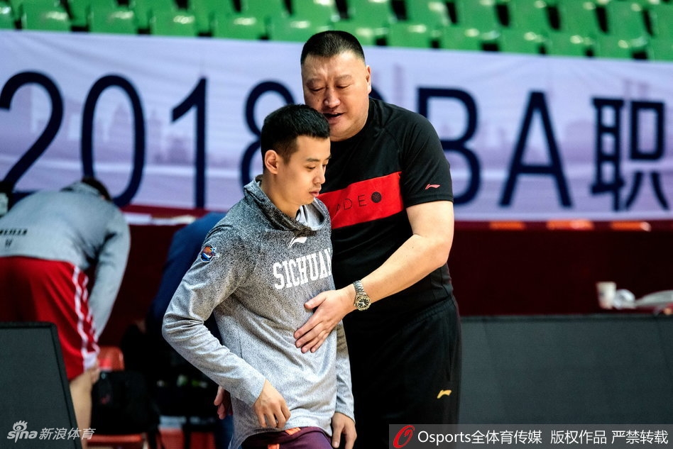 胜利后的吴楠振臂高呼，汗水浸透的球衣下，那显眼的纹身如同胜利的图腾，记录着四川男篮在本轮比赛中爆冷击败领头羊的热血瞬间。