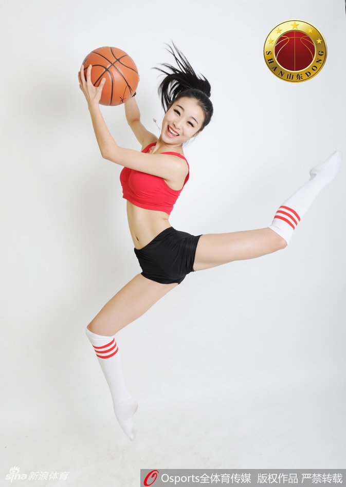 炫舞团VC啦啦队队员在摄影棚内展现柔美姿态，眼神坚定而自信，为山东男篮加油打气