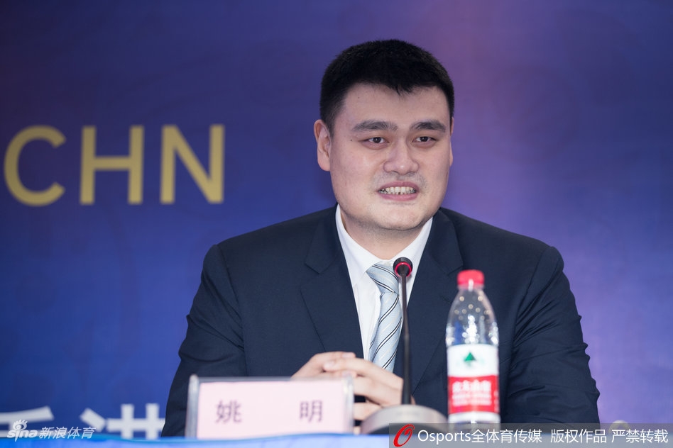 发布会现场媒体记者云集，无数闪光灯对准台上的三位中国篮球关键人物，这场面仿佛将人们提前带入了世界杯预选赛的紧张备战节奏中。