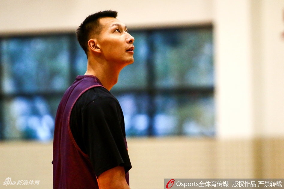 队内训练赛激烈进行,球员们快速奔跑,积极拼抢。场馆内的蓝色座椅空旷无人,但仿佛能听见昔日冠军的呐喊与回响,等待着重现荣光的那一刻。