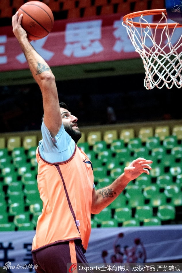 训练场上,胡金秋眼神坚毅,在篮下反复磨练着细腻的篮下技术,准备在客场继续撑起广厦内线。