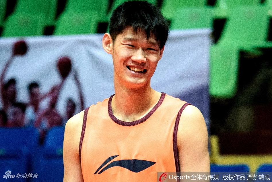 主帅李春江双手抱胸,在场边凝神注视,他的严肃与专注,是这支青年军最坚实的后盾和赢球保障。