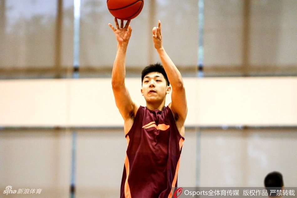 大外援尼克尔森在训练中展现出柔和手感,他高高跃起,篮球在空中划出完美弧线,应声入网。阳光透过球馆穹顶洒下,照亮了他坚毅的侧脸。