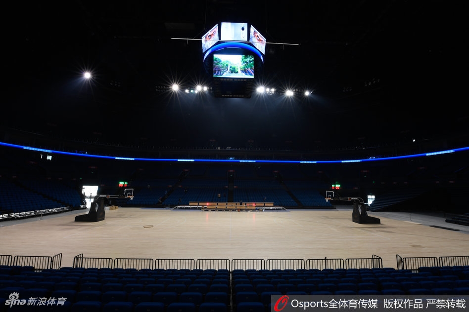 终场哨响，大屏幕上的比分定格在96比44，中国男篮全体队员围聚在场地中央，手搭着手，齐声呐喊加油，背后的五星红旗在全场灯光的映照下显得格外鲜艳夺目。