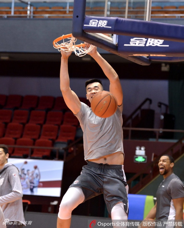 结束训练后，萨林杰在场边拉伸，粗壮的腿筋像绷紧的弓弦，旁边的水瓶反射着球馆耀眼的灯光