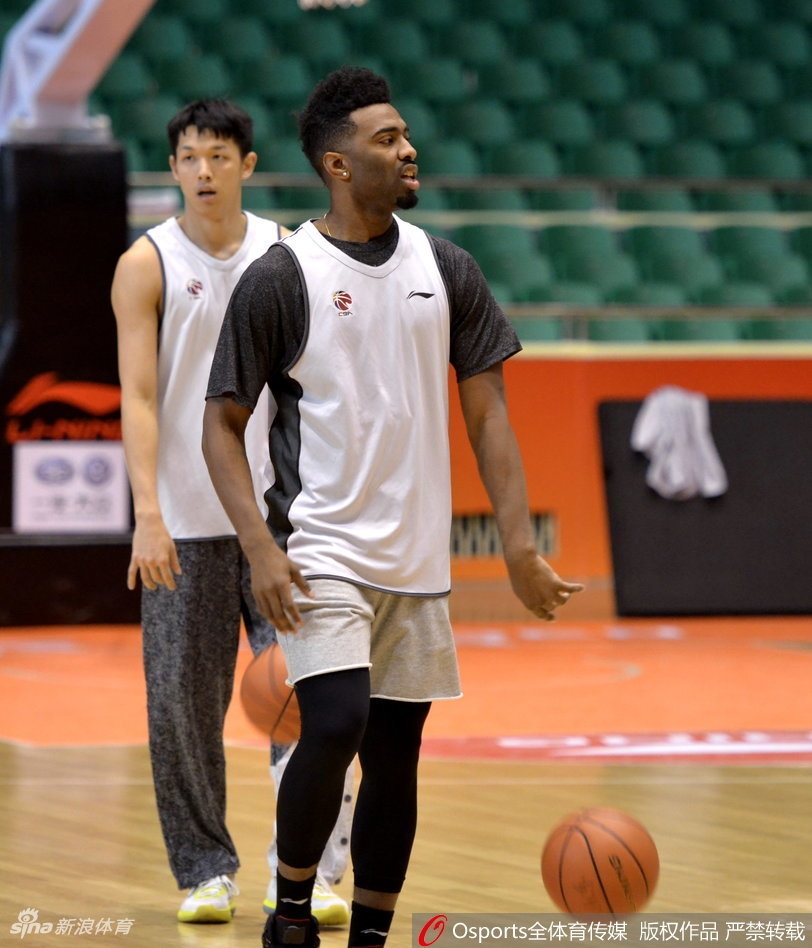 训练结束后，萨林杰将队友搂在一起，巨大的手掌几乎覆盖了队友的整个肩膀，笑容里满是兄弟情谊