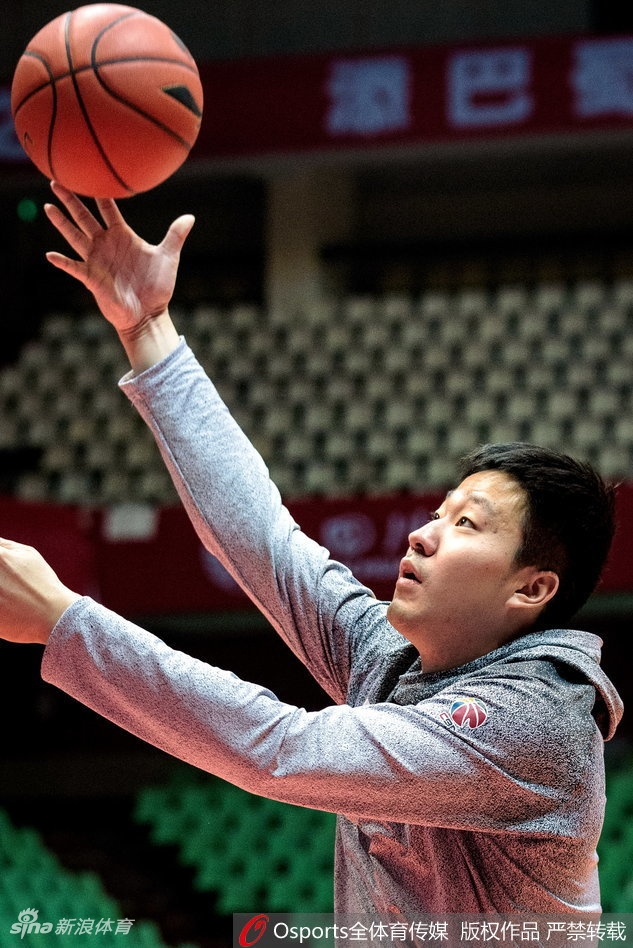 刘铮在训练中犹如灵猫般敏捷,完成了一次漂亮的抢断后,脸上露出自信的微笑,他是广厦外线防守的一把大锁。