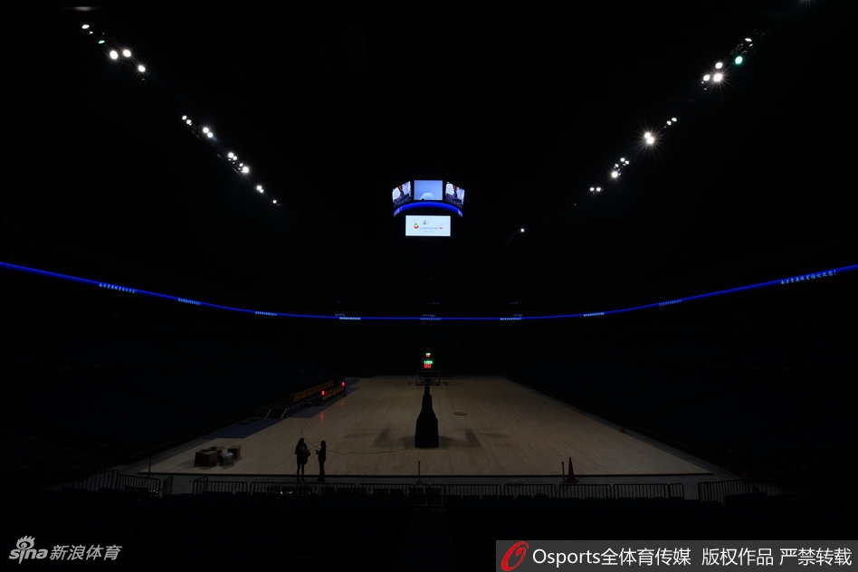 身披红色10号战袍的丁彦雨航在对方三人包夹防守下依然毫无惧色，他高高跃起，滞空拉杆，试图将球送入篮筐，对手无奈的眼神与丁彦雨航飘逸的身姿形成鲜明对比。