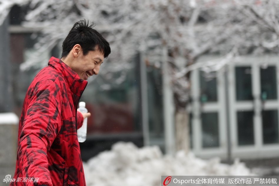 刘铮或赵岩昊等广厦球员在乌鲁木齐雪中对着镜头搞怪合影,青春活力与皑皑白雪相映成趣。