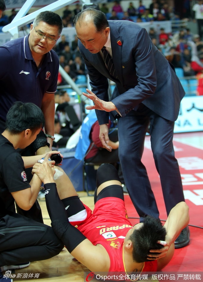 在对手主场明亮的灯光下，深圳队队友迅速蹲下身，小心翼翼地将膝盖受伤无法行走的孟铎背起，准备离场治疗。