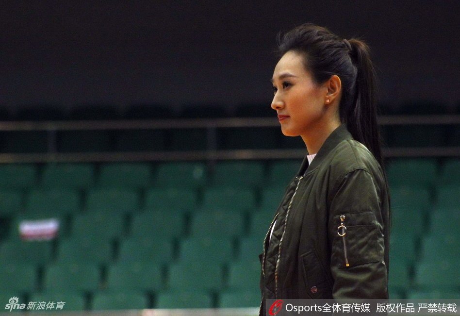 专注的目光紧随着攻防转换,她手持麦克风,仿佛要将球场上的硝烟与激情第一时间传递给场外的每一位观众。
