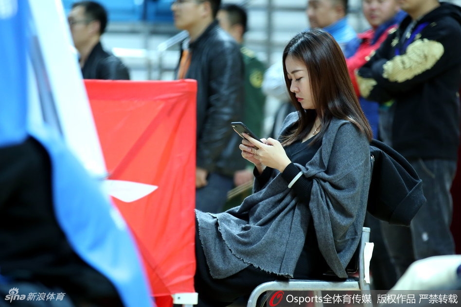 最后这张特写中,女球迷的眼神清澈而坚定,背景里隐约可见的赛场灯光,映照出她作为忠实拥趸的美丽剪影