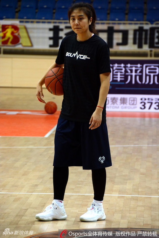 训练结束，队员们围在一起，将手叠放，齐声高喊加油，团队凝聚力在这一刻得到完美体现。