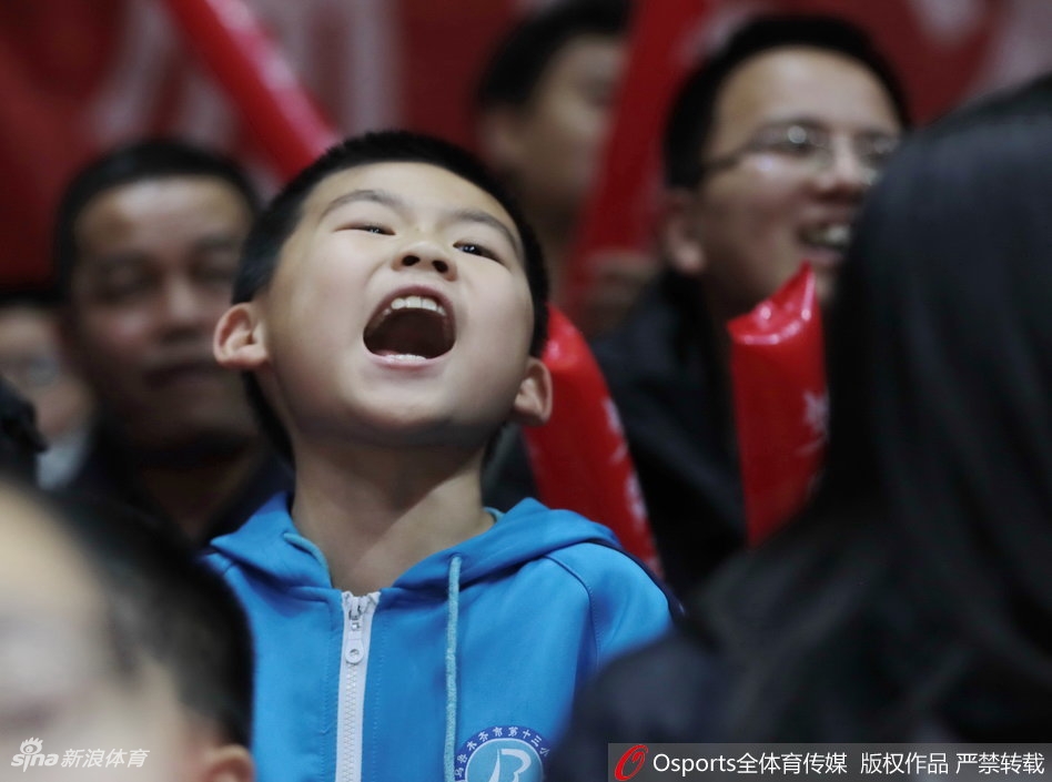 比赛暂停间隙,这位美女球迷对着镜头露出甜美的微笑,身后是同样沉浸在热烈气氛中的观众席。