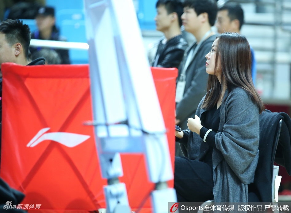 这位女球迷在人群中微微一笑,温婉动人,仿佛周遭的喧嚣都与她无关,只有场上的动静牵动她的心