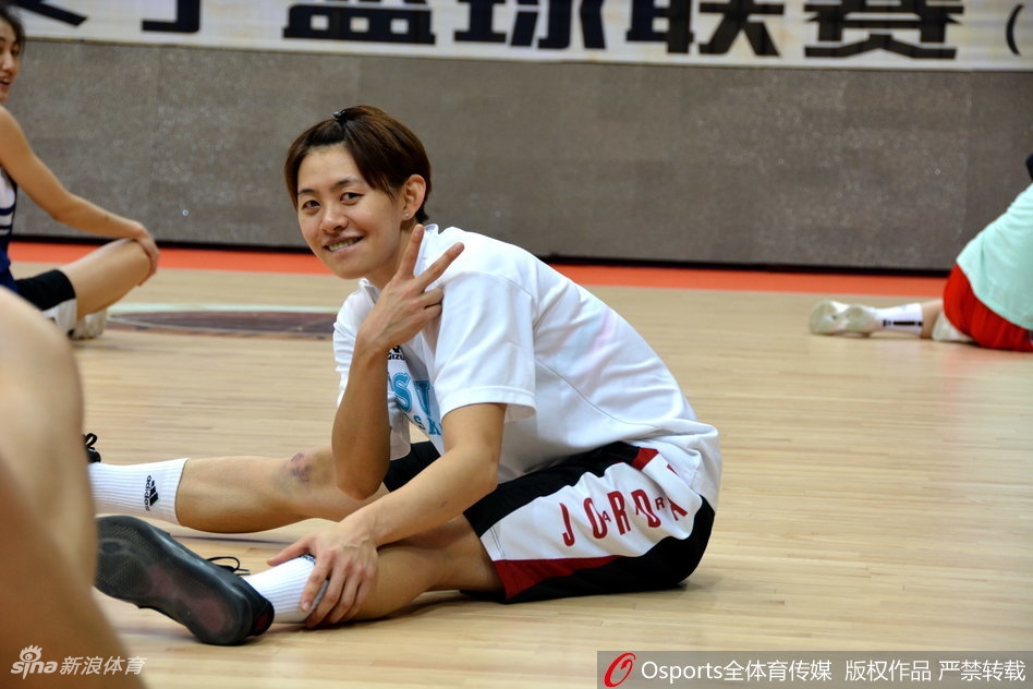 训练馆内，张子宇在教练组的单独指导下进行低位背身单打练习，她的身高优势在篮下显得尤为突出，队友们仰头观摩学习。