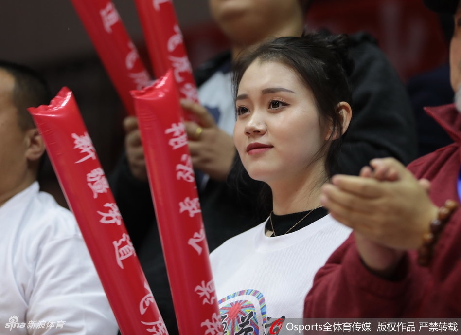 镜头捕捉到一位气质优雅的女球迷,她正用手机记录下赛场上的精彩瞬间,想要留住这一刻的美好。