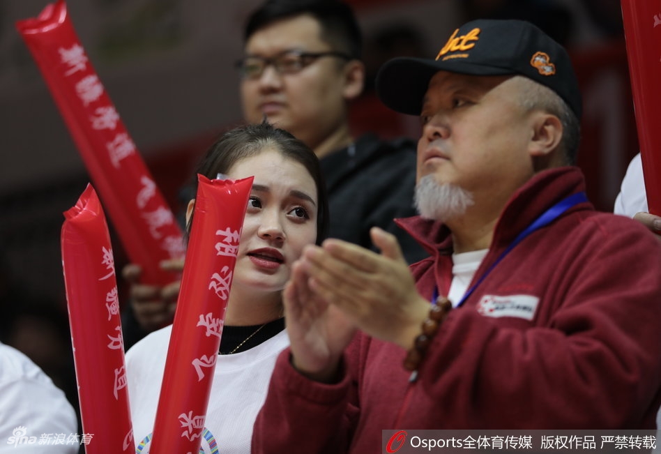 另一位美女球迷在比赛中激动地振臂高呼,她脸上洋溢着灿烂的笑容,完全沉浸在进球的喜悦中。