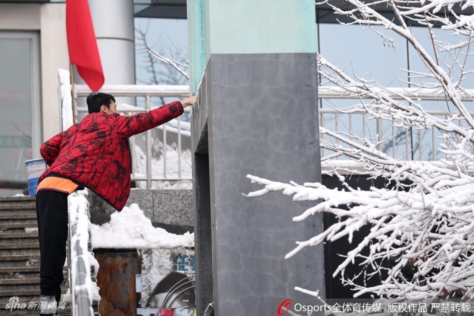 胡金秋在乌鲁木齐雪景中身穿广厦队外套,目光深邃地望向远方,仿佛在思考即将到来的激烈对决。