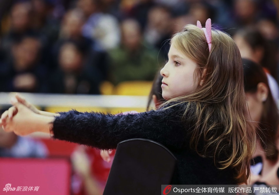 赛后，莫泰尤纳斯将比赛用过的腕带抛向看台，正好落在家人手中，孩子兴奋地举起腕带向爸爸挥舞，场面温馨动人。