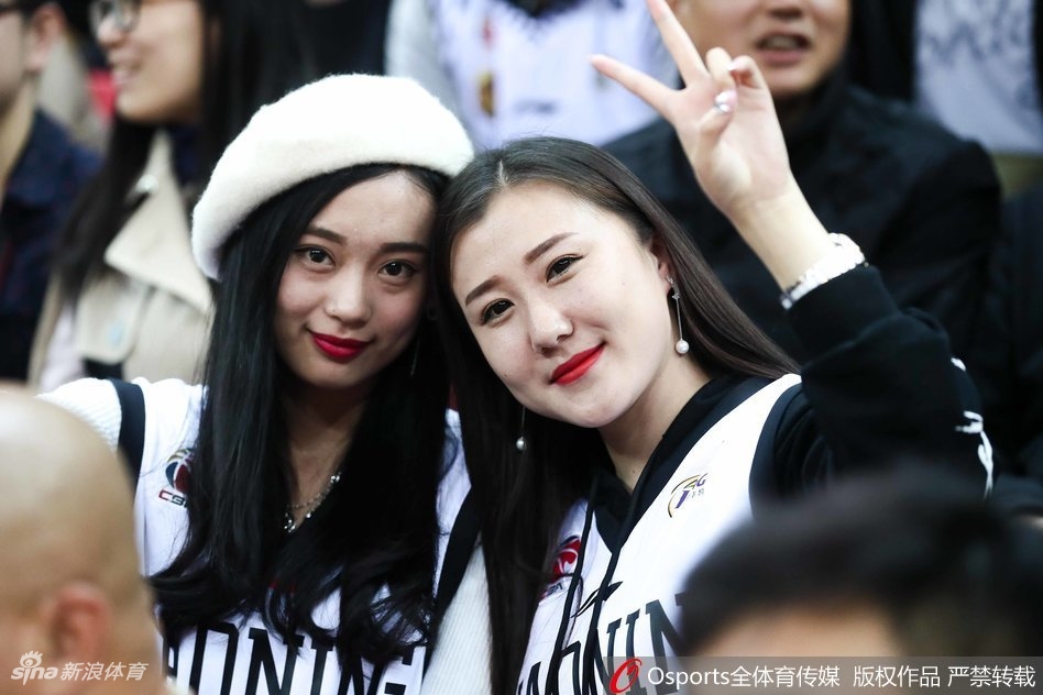 一位长相清秀的辽宁女球迷，在客场看台上面对家乡球队的失利，情难自禁，泪水无声滑落，神情令人动容。