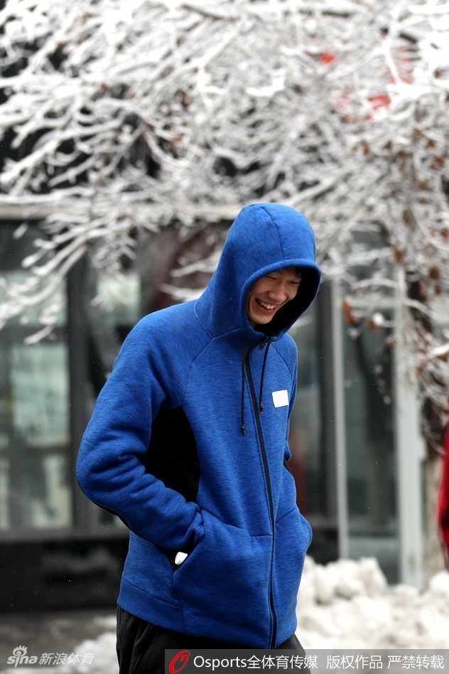 广厦球员在乌鲁木齐大雪中集体看向镜头,天空飘落的雪花为这幅赛前放松的画面增添了浪漫色彩。