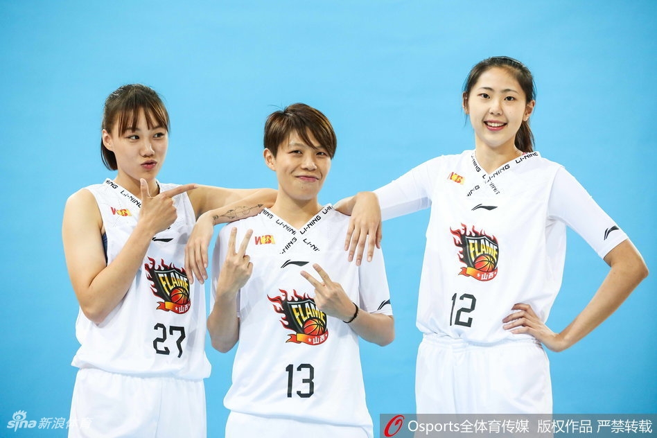 年轻队员们围拢在一起，青春洋溢的脸上写满了对未来的渴望。她们代表着山西女篮的明天，在冠军姐姐们的带领下，正在训练场上挥汗如雨，积蓄力量。