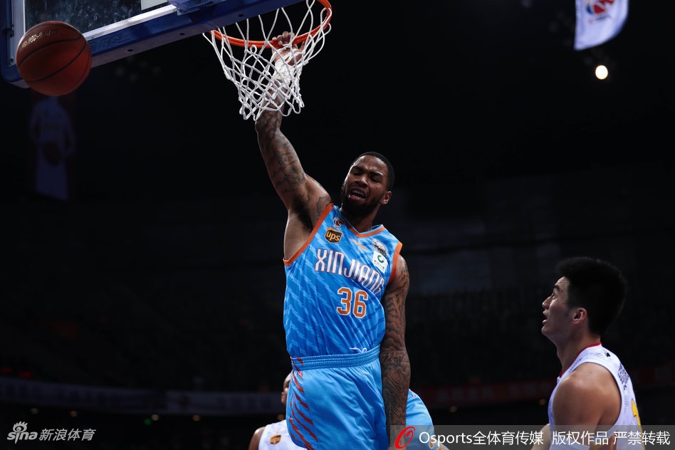 约什-史密斯利用身体优势强行挤开防守，在空中与对手发生剧烈对抗后，依然保持身体平衡，完成了一记蛮横不讲理的双手灌篮