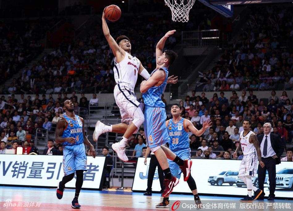 巴斯在四川队内线高高跃起，完成了一记势大力沉的双手重扣，哈达迪的防守在这一刻成为了背景，照片中能清晰看见巴斯暴起的青筋和砸向篮筐的巨力。