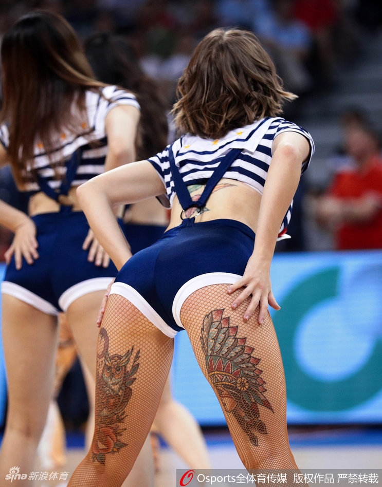 身着亮片短裙的女孩们侧身亮相，自信的笑容与纤长的身姿在灯光的照耀下闪闪发光，她们回眸的瞬间，仿佛在与看台上的球迷进行一场无声的互动。