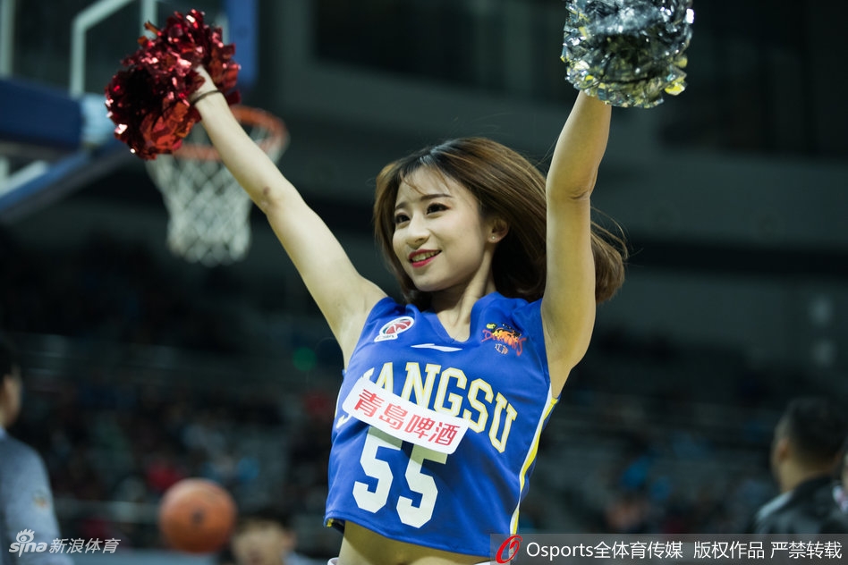 少女们扎着利落的马尾，手持金色花球高高跃起，整齐划一的动作仿佛定格了时间，将青春的活力与激情挥洒在聚光灯下。