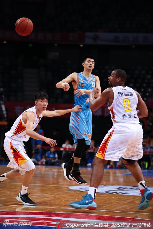 方硕在比赛中运球推进，目光如炬寻找队友，作为北京队的后场大脑他将承担起串联全队的重任。
