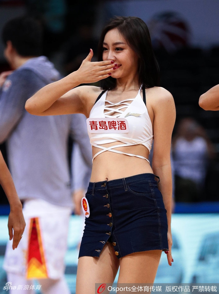 队形散开的一瞬间，女孩们面向不同方向振臂挥舞，流苏裙摆随着动感的节奏飞扬旋转，这一刻，她们不仅是比赛的注脚，更是赛场上真正的主角。