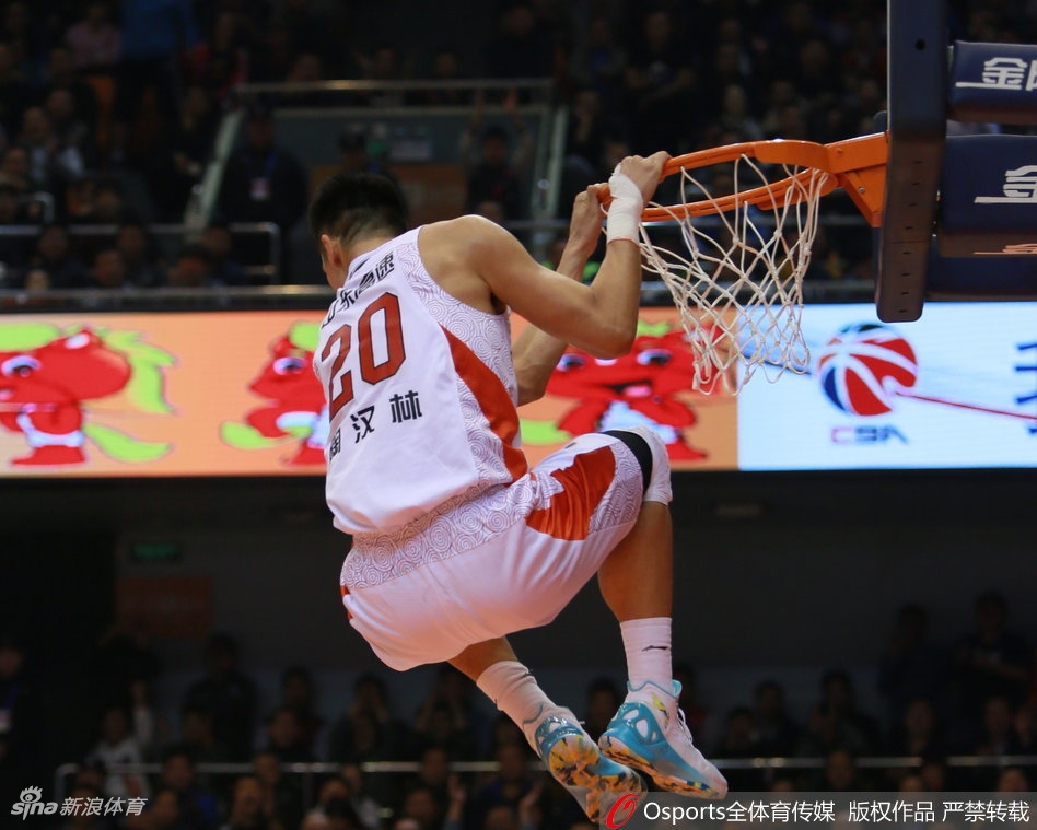 快攻中的猛兽，胡金秋如闪电般奔袭前场，接球后没有丝毫停顿，双臂犹如拉满的弓弦，将球狠狠砸进篮筐，引爆全场