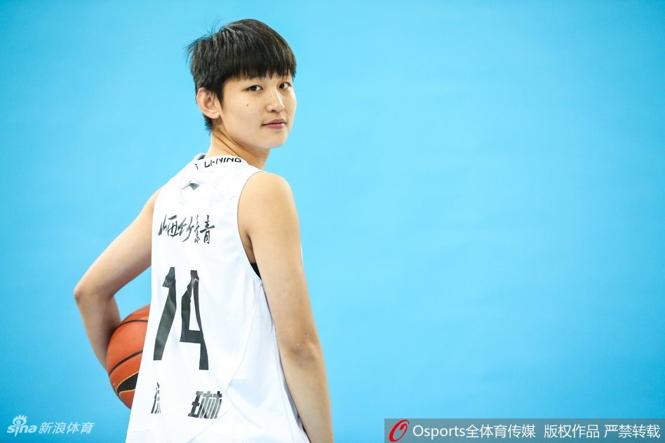 镜头定格下山西女篮将帅们的坚毅面庞，主教练朴明洙眼神如炬，他的身后，队员们一字排开，青春的活力与赛场的杀气扑面而来。