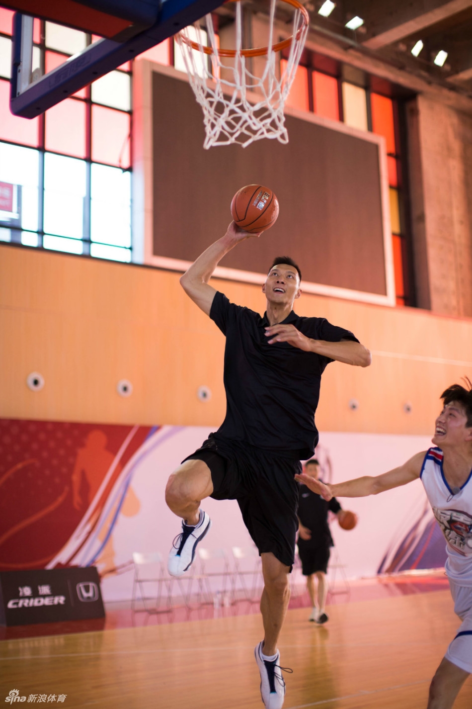 阿联在节目中认真指导学员们运球，展现作为教练的专业与耐心