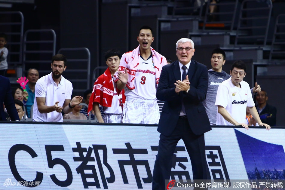 阿联在对抗中高举高打,身体完全舒展,展现出了无与伦比的腾空能力和绝对的身高优势。