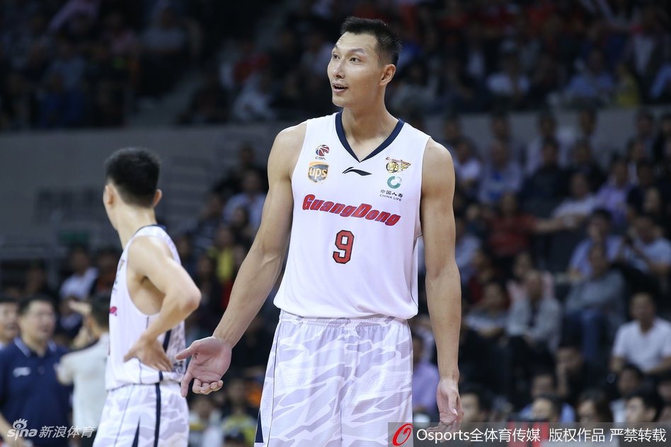 阿联在场上大声呼喊指挥队友跑位,神情严肃而投入,嘴巴张到最大,完全沉浸在这场战斗中。