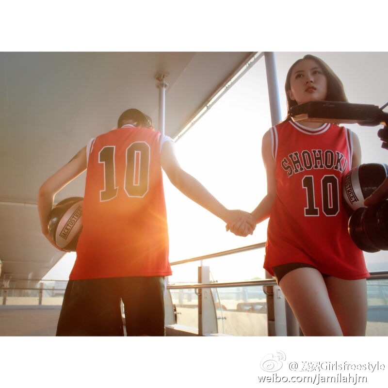 身穿蓝色休闲装的姜冕手持麦克风,背景是专业的篮球赛场,干练的气质中透露出作为篮球女主播的专业与自信。