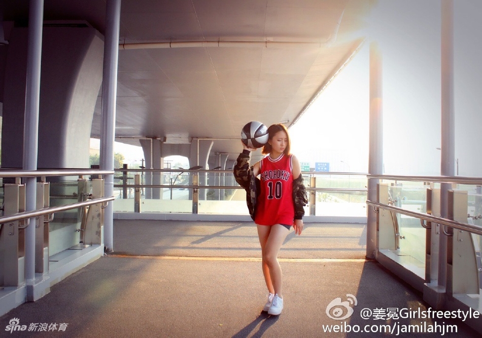 姜冕眼神专注地盯着指尖旋转的篮球,仿佛整个世界都静止在这一刻,粉色的篮球在她手中如同有了生命。