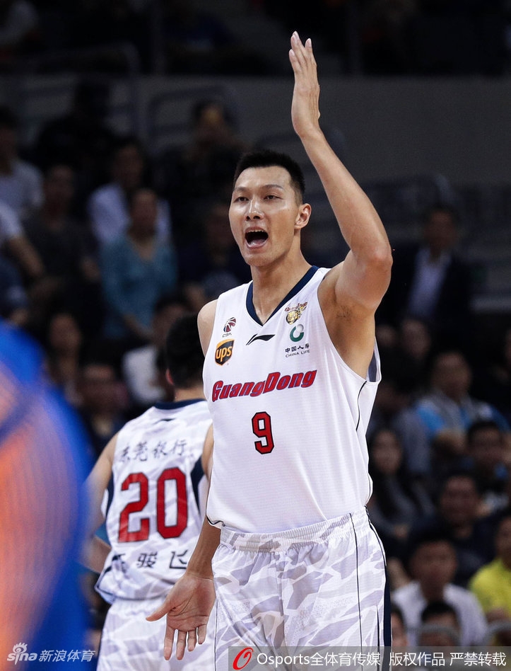 阿联完成双手灌篮后,双手紧抓篮圈,全身肌肉隆起,仿佛一辆在空中刹停的重型卡车,势大力沉。