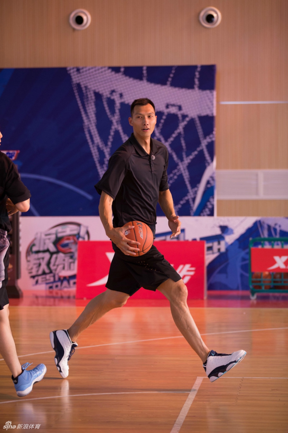 完成扣篮后陈妍希露出惊喜笑容，阿联则像守护神一样稳稳站在身后