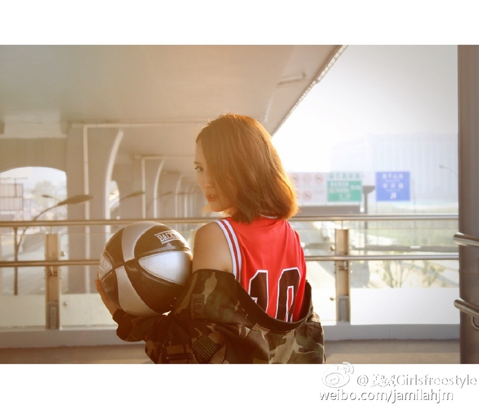 姜冕在球场上运球突破,动作流畅而迅捷,长长的头发在风中飞扬,展现出实战中的飒爽英姿。