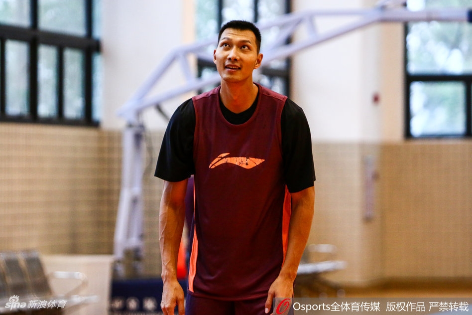 阿联在篮下卡位要球,他死死将防守者挡在身后,表情强硬,展现出了绝对的统治力。