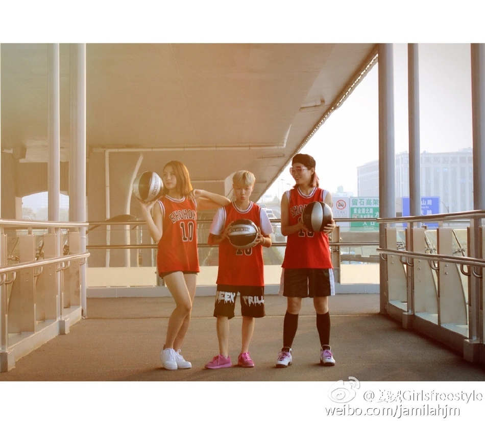 穿着白色球衣的姜冕在罚球线附近准备投篮,阳光洒在她认真的侧脸上,场边的观众都成了模糊的背景。