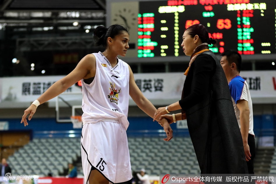 赛后新疆女篮队员击掌相庆，脸上的汗水与笑容交织，胜利的喜悦感染着每一个人