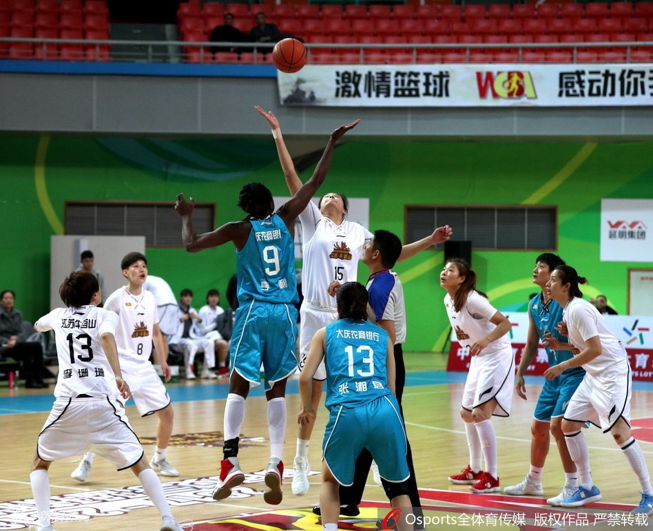 纪妍妍沉着控球,指挥队友跑位,作为球队大脑,她在关键时刻的每一次决策都直指江苏队防线软肋。